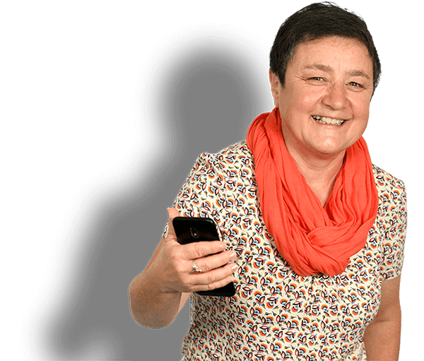 Bild Mitarbeiterin des Landkreis Ravensburg präsentiert Mobiltelefon